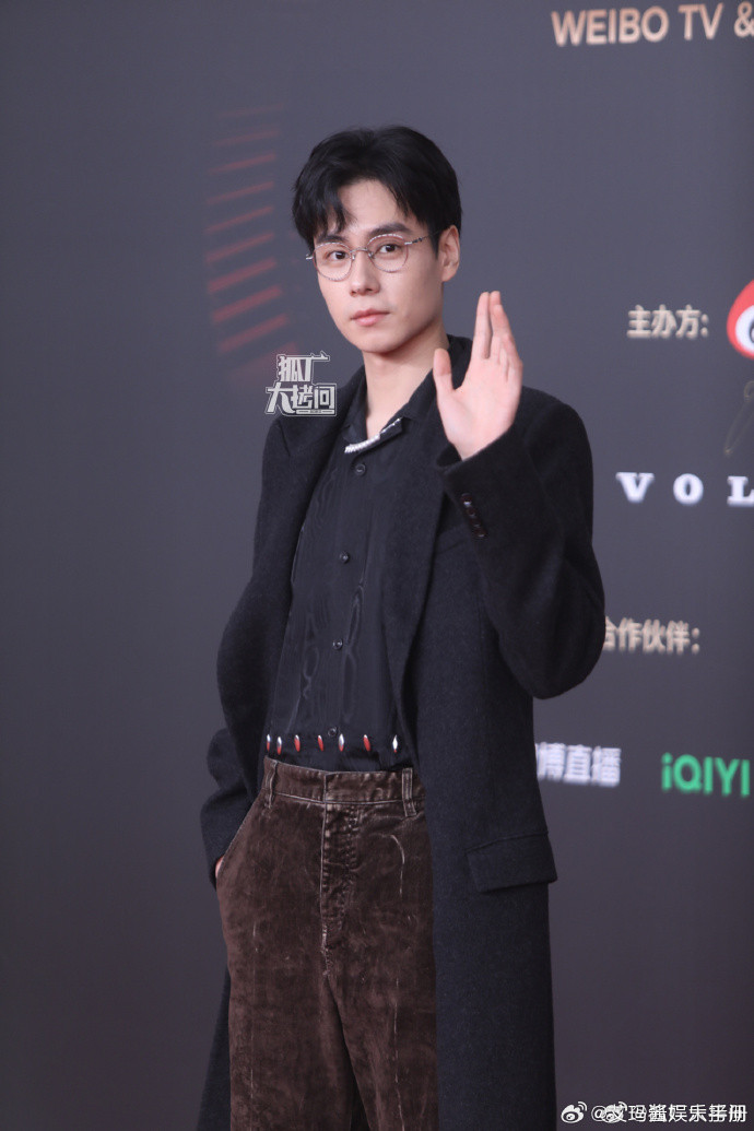 Hồ Nhất Thiên tạo điểm nhấn với gọng kính kim loại. Hồ Nhất Thiên tạo điểm nhấn với gọng kính kim loại.