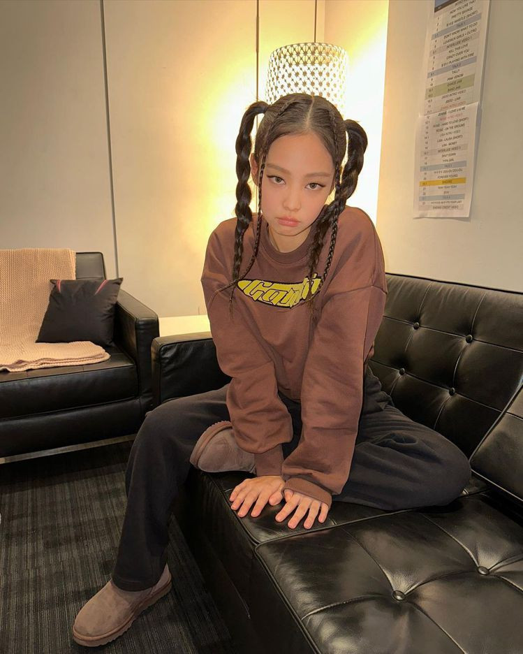 Jennie BLACKPINK phối giày Ugg cùng áo sweater cùng tông.