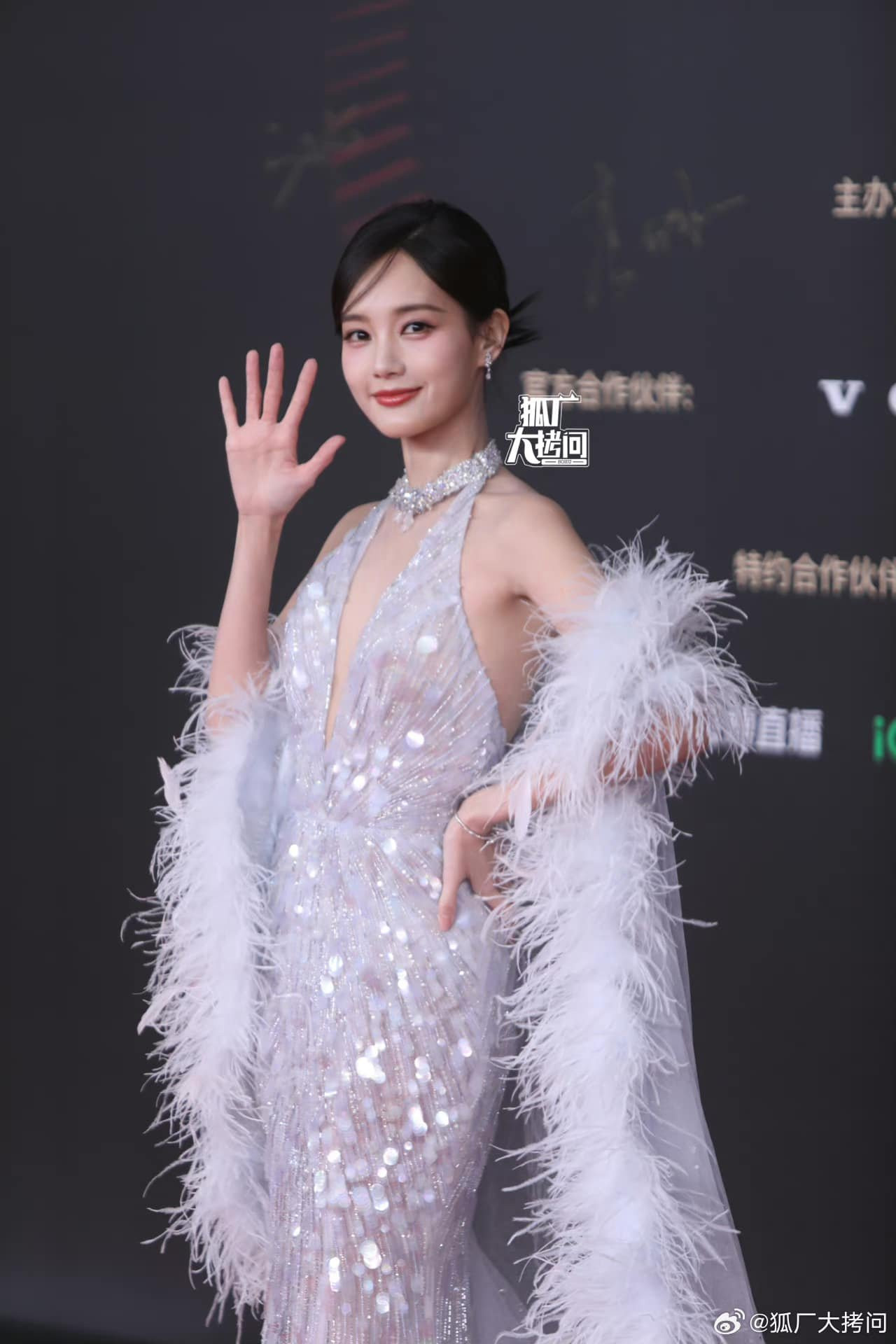 Lý Nhất Đồng nhận được nhiều phản hồi tích cực với tạo hình công chúa tuyết tại thảm đỏ. Lý Nhất Đồng nhận được nhiều phản hồi tích cực với tạo hình công chúa tuyết tại thảm đỏ.