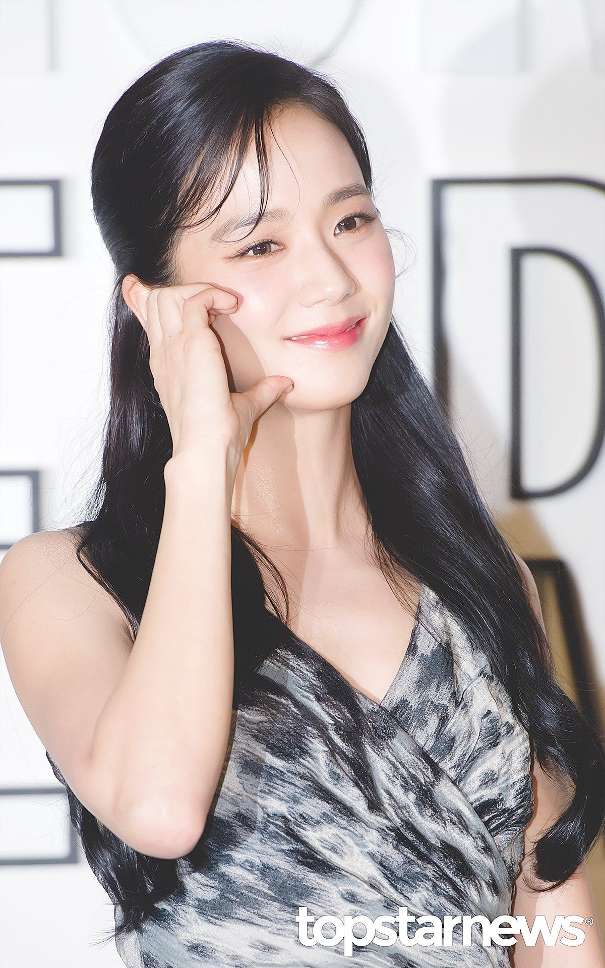 Nhan sắc của nàng Đại sứ trở thành chủ đề viral, thu hút hơn 50 nghìn lượt thảo luận. Nhan sắc của nàng Đại sứ trở thành chủ đề viral, thu hút hơn 50 nghìn lượt thảo luận.