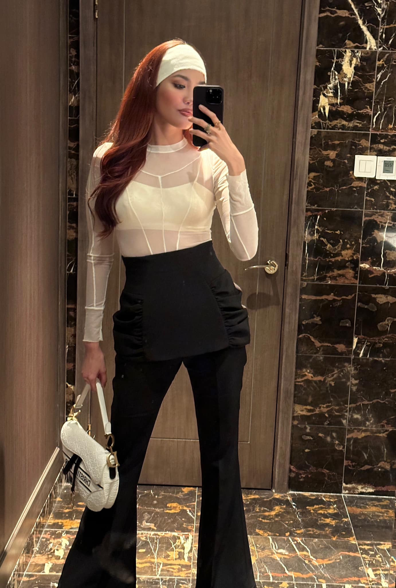 Cùng lựa chọn tông màu đen trắng cơ bản, Lan Khuê mix & match cá tính cùng băng đô, túi xách bạc họa tiết. Cùng lựa chọn tông màu đen trắng cơ bản, Lan Khuê mix & match cá tính cùng băng đô, túi xách bạc họa tiết.