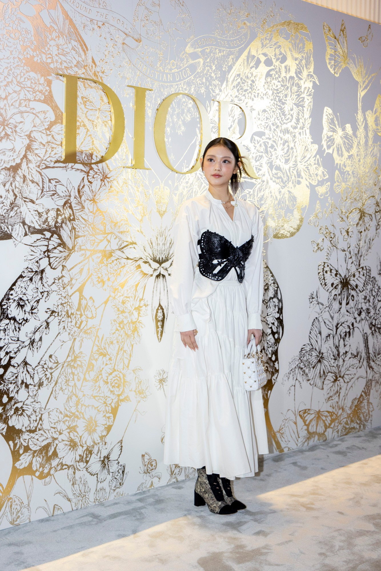 Haerin NewJeans xuất hiện với trang phục tông màu đen trắng đến từ BST Dior Cruise 2024.