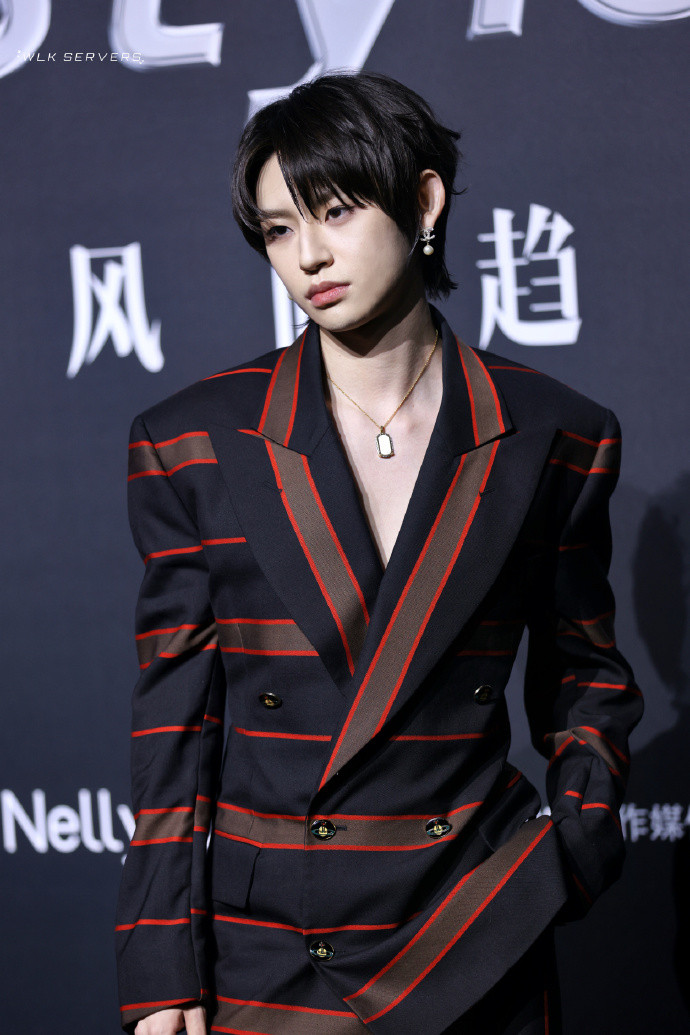 Tiểu Quỷ gây ấn tượng nhờ diện mạo cá tính trong âu phục kẻ sọc đến từ nhà mốt Vivienne Westwood.