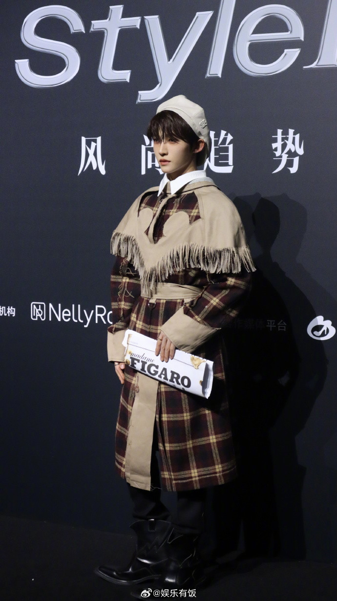 Lưu Vũ phá cách diện mẫu áo khoác ngược thuộc BST Thu Đông 2023 của nhà mốt Maison Margiela kết hợp cùng mũ nồi, kiểu trang điểm má hồng và tóc ướt.