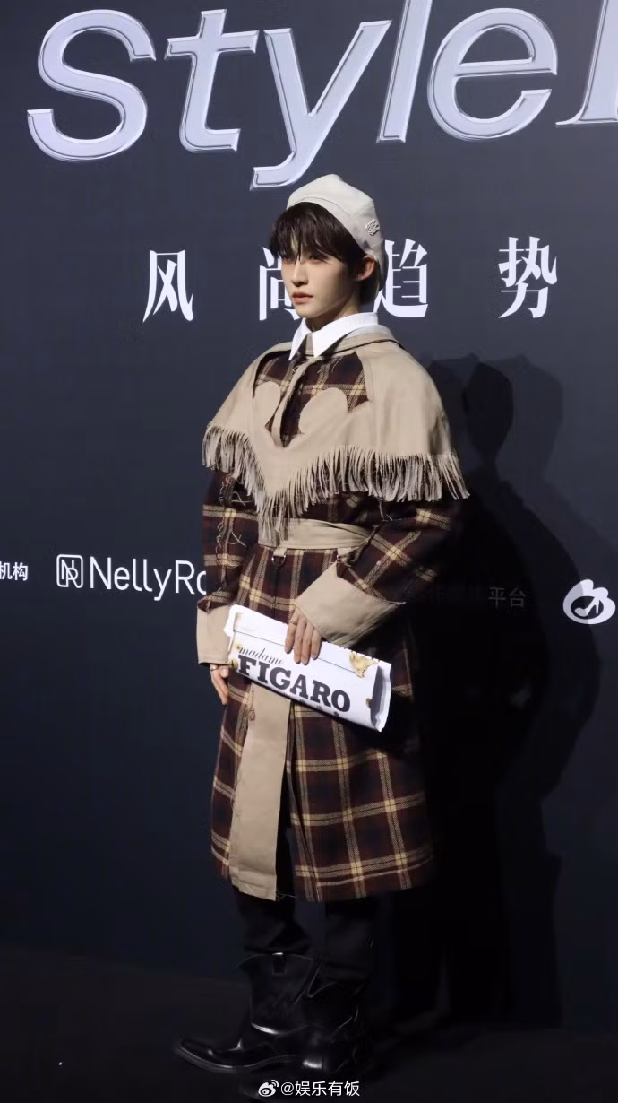 Lưu Vũ phá cách diện mẫu áo khoác ngược thuộc BST Thu Đông 2023 của nhà mốt Maison Margiela kết hợp cùng mũ nồi, kiểu trang điểm má hồng và tóc ướt.