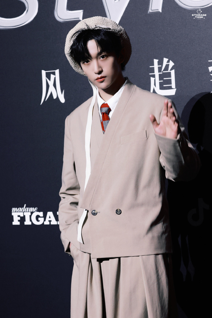 Nam ca sĩ Lars điển trai trong trang phục tông màu nâu be.