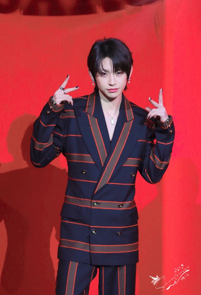 Tiểu Quỷ gây ấn tượng nhờ diện mạo cá tính trong âu phục kẻ sọc đến từ nhà mốt Vivienne Westwood.