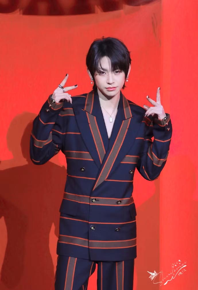 Tiểu Quỷ gây ấn tượng nhờ diện mạo cá tính trong âu phục kẻ sọc đến từ nhà mốt Vivienne Westwood.