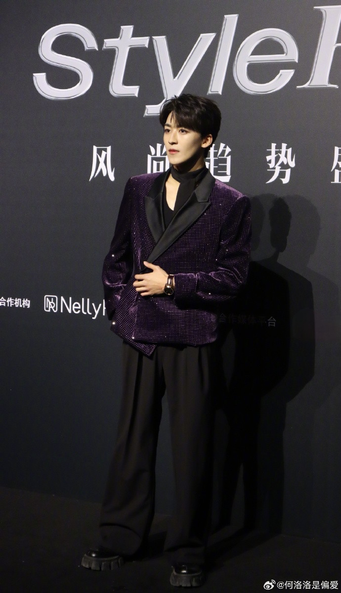 Hà Lạc Lạc (cựu thành viên R1SE) thu hút ống kính truyền thông với áo vest tím đính đá.