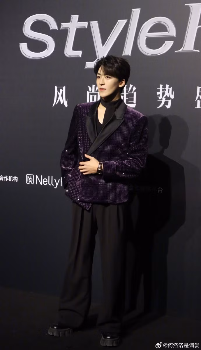 Hà Lạc Lạc (cựu thành viên R1SE) thu hút ống kính truyền thông với áo vest tím đính đá.