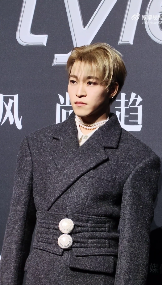 Santa phối màu ấn tượng với áo dạ dài, quần suông vàng. Phụ kiện vòng ngọc trai và giày mũi nhọn giúp diện mạo mỹ nam trở nên ấn tượng.