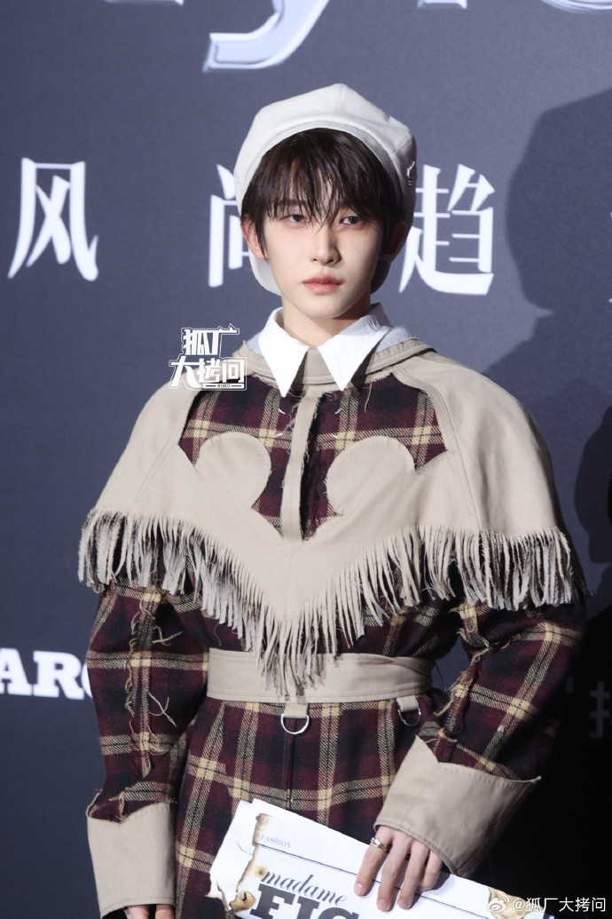 Lưu Vũ phá cách diện mẫu áo khoác ngược thuộc BST Thu Đông 2023 của nhà mốt Maison Margiela kết hợp cùng mũ nồi, kiểu trang điểm má hồng và tóc ướt.