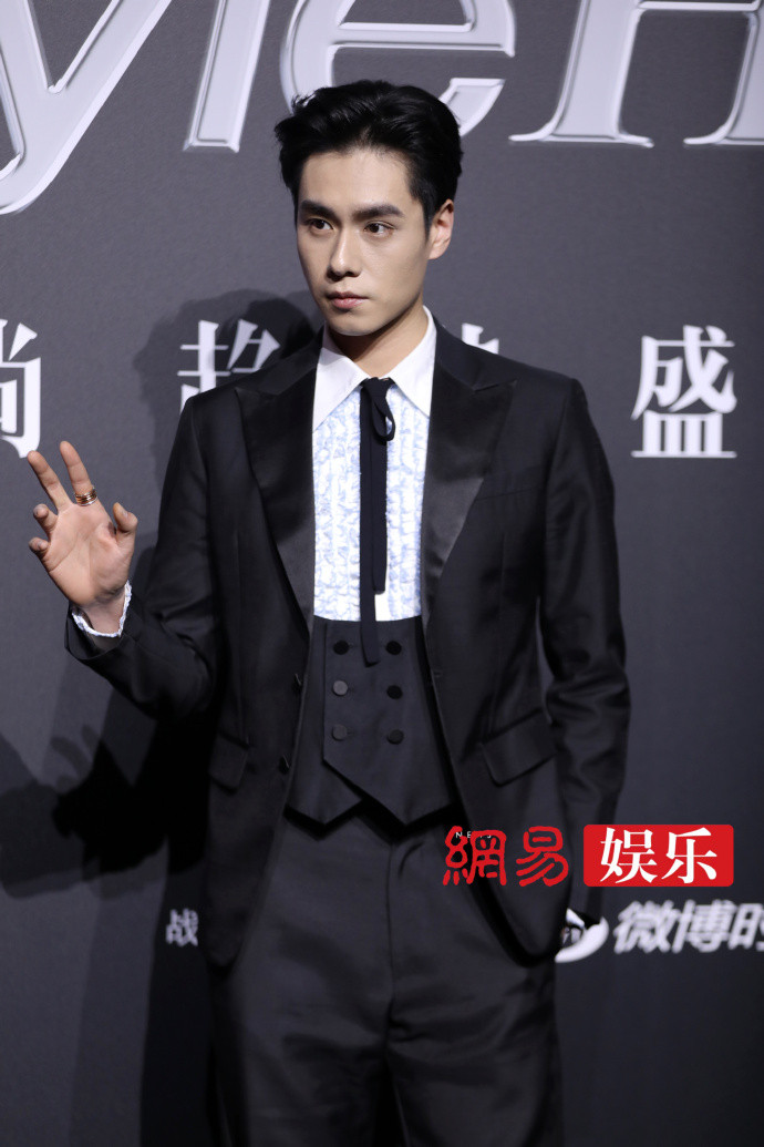 Hồ Nhất Thiên được ví như hoàng tử khi diện âu phục đen. Nam thần Hoa ngữ khéo léo tạo điểm nhấn với phần áo sơ mi, gile cách điệu cùng họa tiết dập nổi.