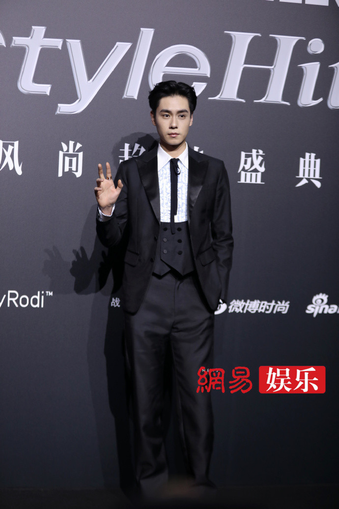 Hồ Nhất Thiên được ví như hoàng tử khi diện âu phục đen. Nam thần Hoa ngữ khéo léo tạo điểm nhấn với phần áo sơ mi, gile cách điệu cùng họa tiết dập nổi.