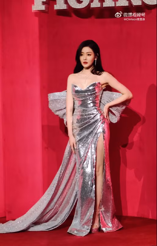 Trương Thiên Ái bùng nổ nhan sắc với váy áo sequin lộng lẫy.