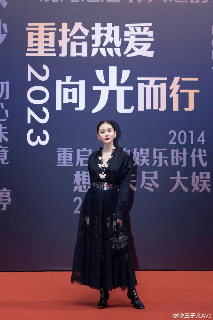 Vương Tử Văn nhận về nhiều phản hồi tích cực với tạo hình cá tính tại thảm đỏ. Cô cũng xuất sắc trở thành Nữ diễn viên phim truyền hình của năm.