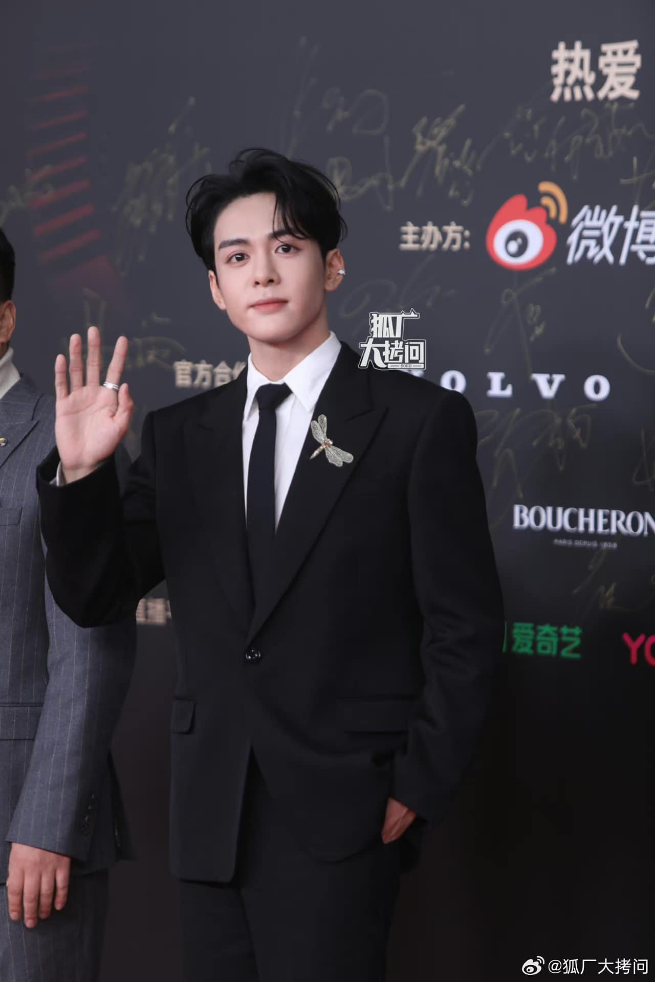 Tăng Thuấn Hy cũng đẹp trai trong suit đen. Tăng Thuấn Hy cũng đẹp trai trong suit đen.