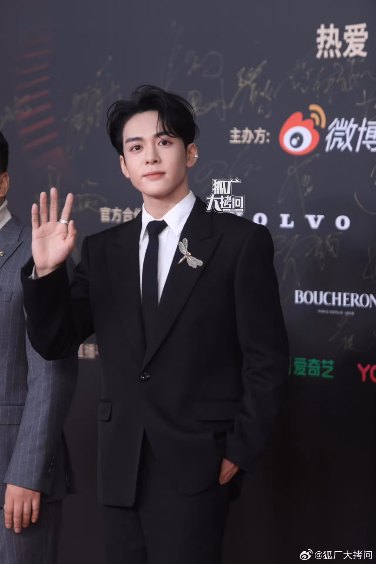 Tăng Thuấn Hy cũng đẹp trai trong suit đen.