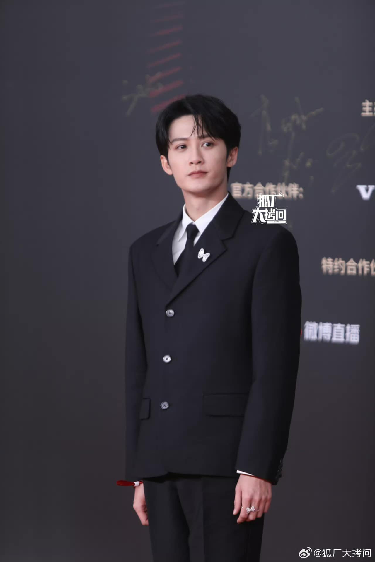 Đàn Kiện Thứ điển trai với bộ suit đen cơ bản. Đàn Kiện Thứ điển trai với bộ suit đen cơ bản.