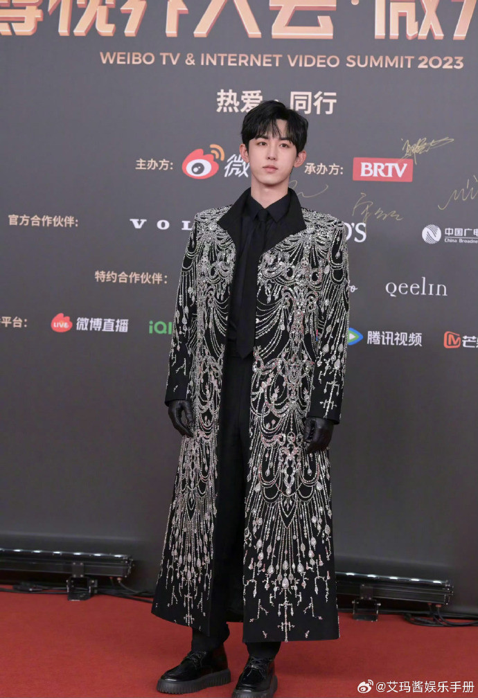 Quách Tuấn Thần gây chú ý với áo coat đính kết đá tỉ mỉ. Quách Tuấn Thần gây chú ý với áo coat đính kết đá tỉ mỉ.