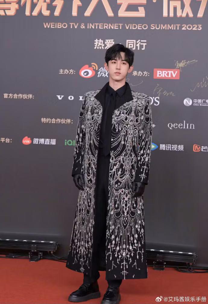 Quách Tuấn Thần gây chú ý với áo coat đính kết đá tỉ mỉ.