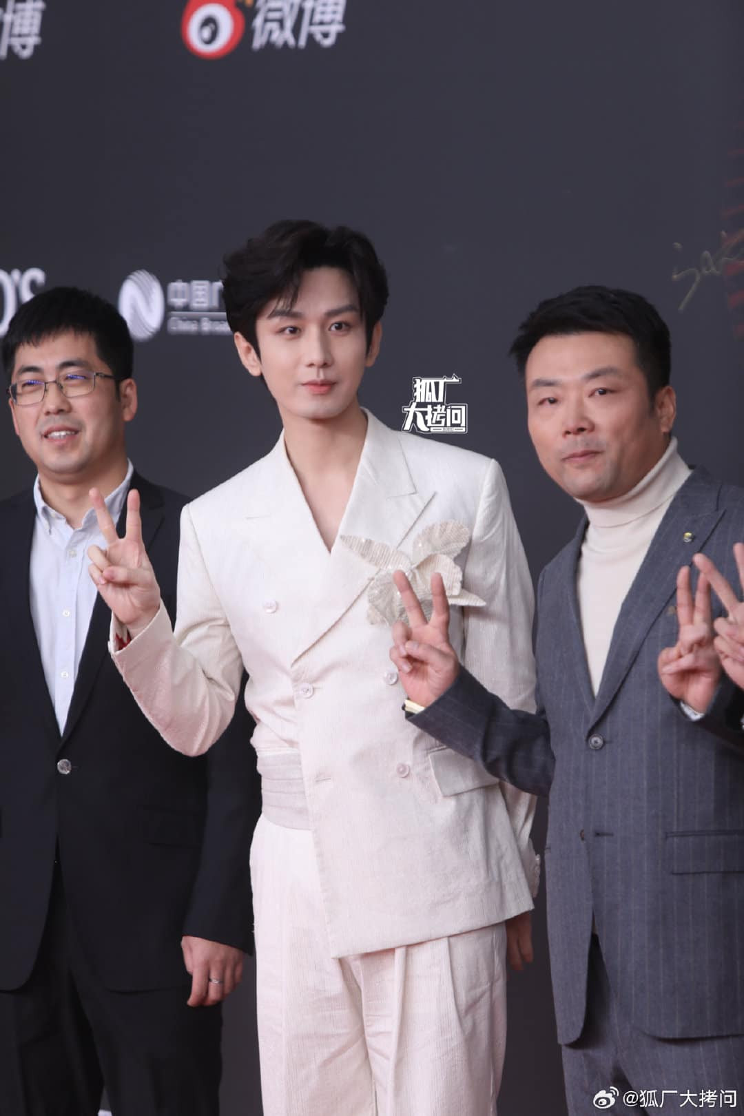 Thành Nghị là nghệ sĩ hiếm hoi diện nguyên cây suit trắng tại thảm đỏ sự kiện. Thành Nghị là nghệ sĩ hiếm hoi diện nguyên cây suit trắng tại thảm đỏ sự kiện.