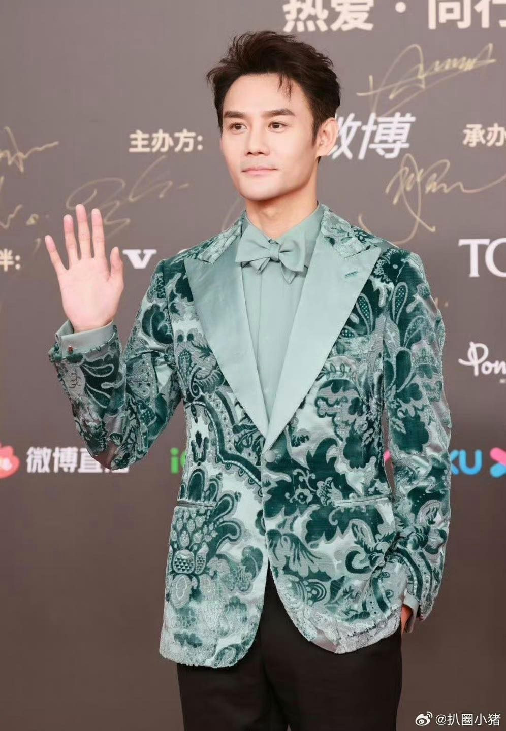 Vương Khải "chơi trội" với trang phục nhung màu xanh nhạt. Tuy nhiên, màu sắc kén da khiến nhan sắc của nam diễn viên nhợt nhạt trông thấy. Vương Khải "chơi trội" với trang phục nhung màu xanh nhạt. Tuy nhiên, màu sắc kén da khiến nhan sắc của nam diễn viên nhợt nhạt trông thấy.