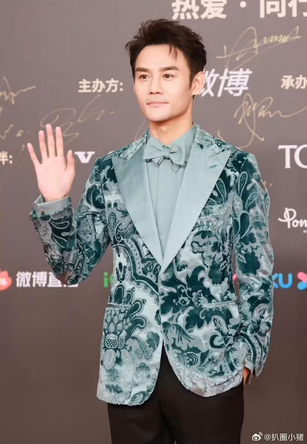 Vương Khải "chơi trội" với trang phục nhung màu xanh nhạt. Tuy nhiên, màu sắc kén da khiến nhan sắc của nam diễn viên nhợt nhạt trông thấy.