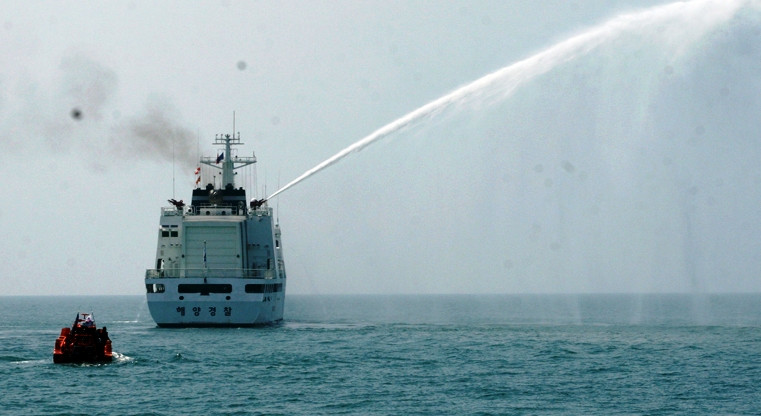 Tàu Cảnh sát biển Hàn Quốc tham gia chữa cháy. Tàu Cảnh sát biển Hàn Quốc tham gia chữa cháy