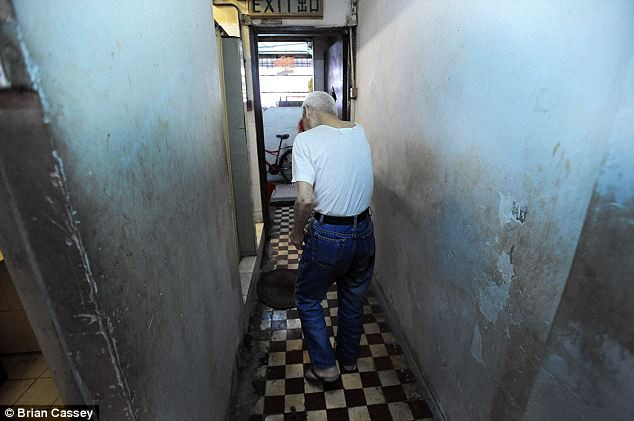 Khu vệ sinh ẩm thấp, bẩn thỉu