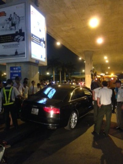Siêu xe Audi A8L đâm loạn xạ tại sân bay Tân Sơn Nhất ảnh 1