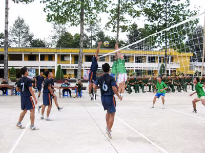 Lính sinh viên chơi bóng chuyền. Ảnh: Đ.T. Lính sinh viên chơi bóng chuyền Ảnh: Đ.T