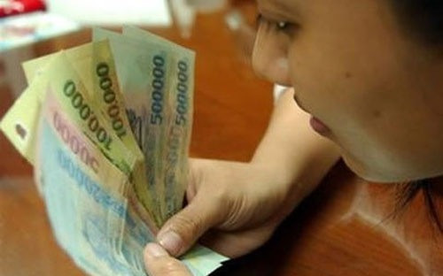 Khi nhận mấy chục triệu vào cuối năm, người ta thường cho rằng được thưởng mấy chục triệu nhưng không nghĩ đến việc, 11 tháng đầu năm đáng lẽ họ được nhận lương 4 triệu thì họ chỉ được nhận 3,2 triệu - Ảnh minh họa