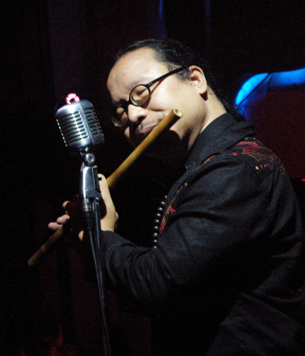 Trần Mạnh Tuấn rất thích tiếng sáo. Ảnh: T.N.A