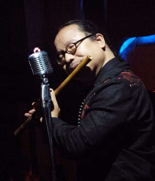 Trần Mạnh Tuấn rất thích tiếng sáo. Ảnh: T.N.A