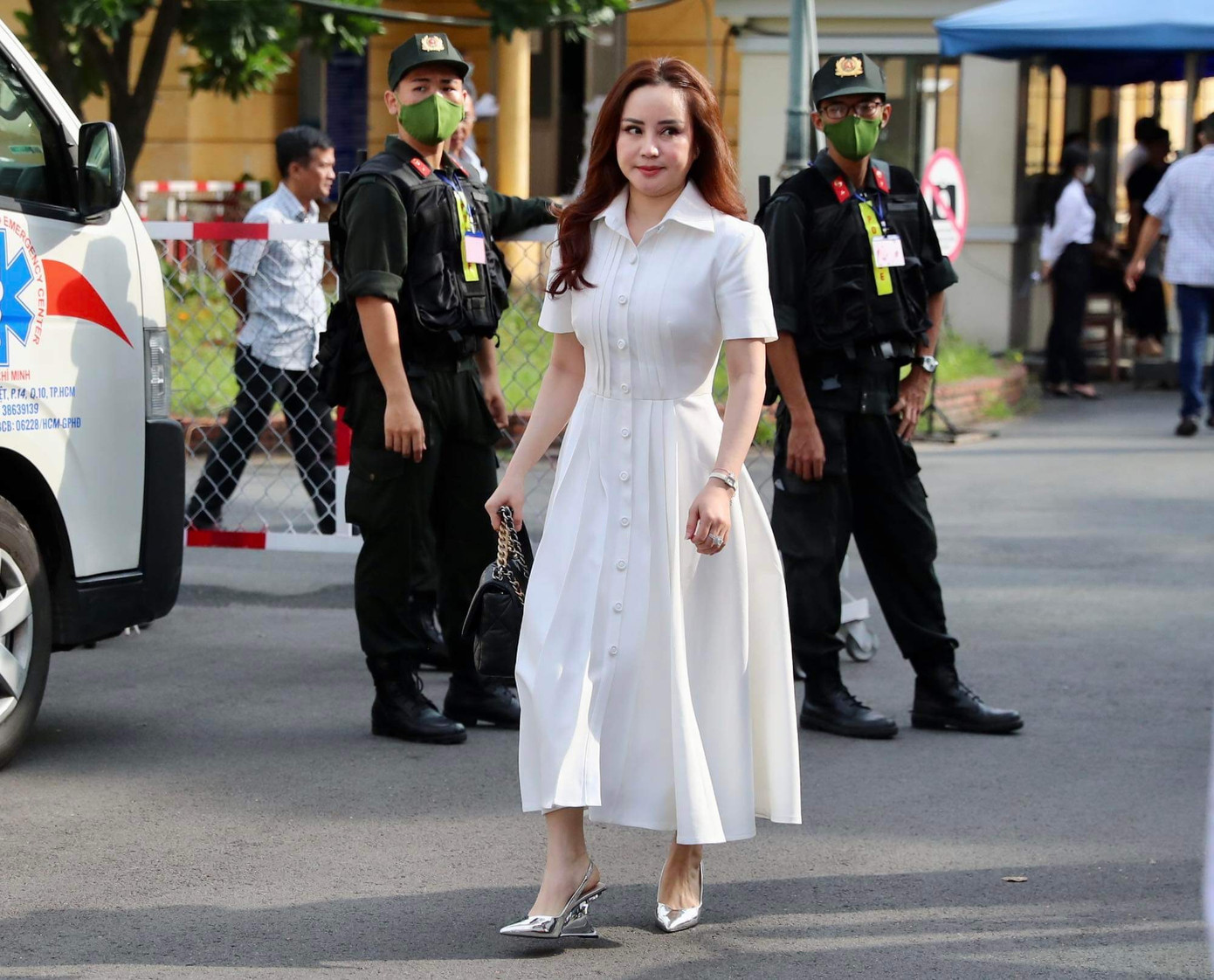 Ca sĩ Vy Oanh đến dự phiên tòa xét xử bà Nguyễn Phương Hằng. Ảnh Duy Anh Ca sĩ Vy Oanh đến dự phiên tòa xét xử bà Nguyễn Phương Hằng. Ảnh Duy Anh