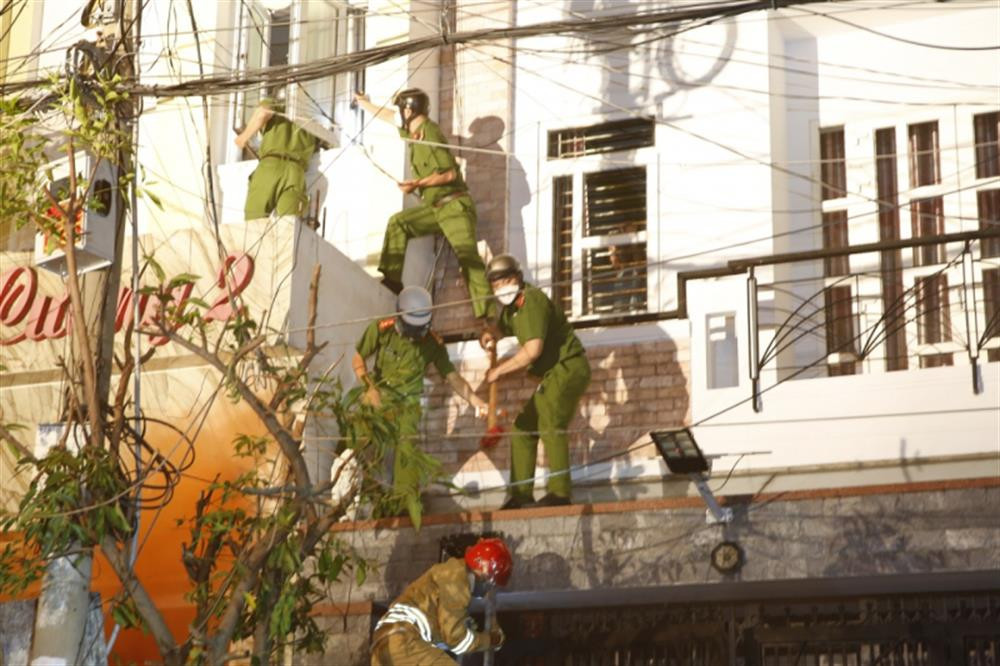 Hình ảnh lực lượng Công an TP. Hồ Chí Minh tổ chức thực tập phương án chữa cháy và CNCH