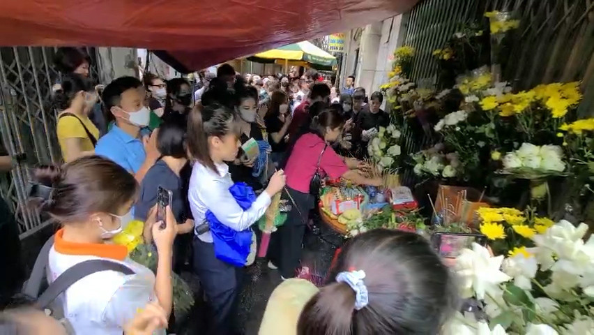 Người dân đặt hoa, thắp hương tưởng niệm các nạn nhân xấu số. Ảnh: Mạnh Thắng.