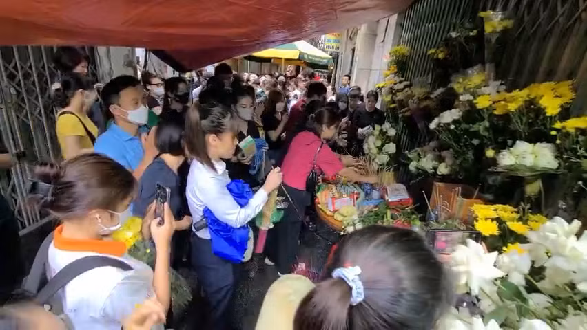 Người dân đặt hoa, thắp hương tưởng niệm các nạn nhân xấu số. Ảnh: Mạnh Thắng. Người dân đặt hoa, thắp hương tưởng niệm các nạn nhân xấu số. Ảnh: Mạnh Thắng.