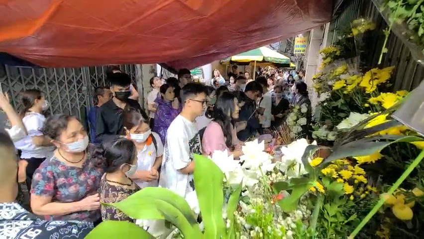 Người dân từ khắp nơi đổ về hiện trường, đặt hoa, thắp hương tưởng niệm, cầu nguyện cho các nạn nhân xấu số. Người dân từ khắp nơi đổ về hiện trường, đặt hoa, thắp hương tưởng niệm, cầu nguyện cho các nạn nhân xấu số.