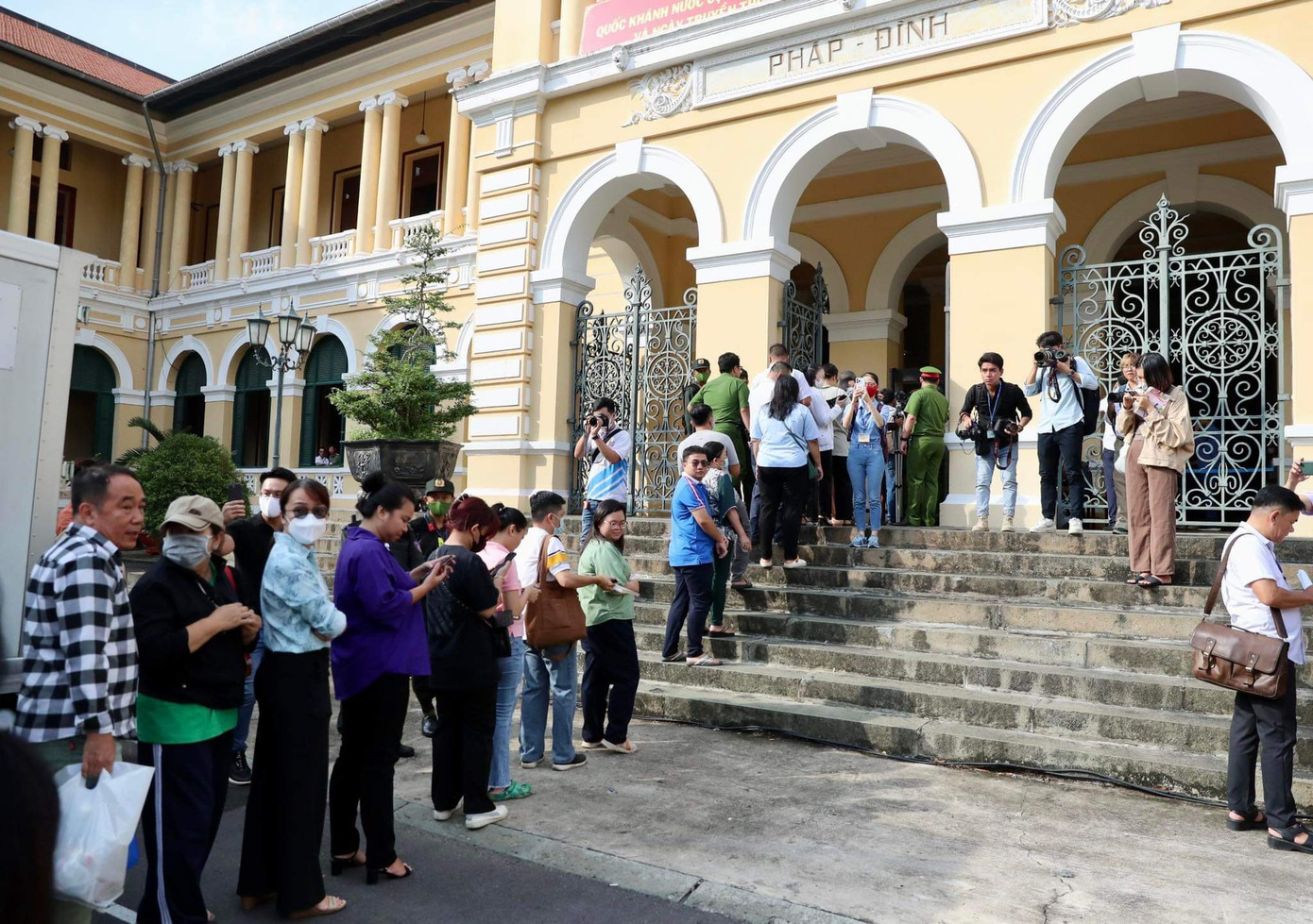 Dòng người xếp hàng làm thủ tục vào dự phiên toà. Dòng người xếp hàng làm thủ tục vào dự phiên toà.