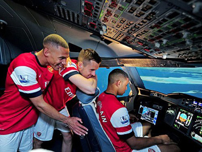 Thần đồng Oxlade-Chamberlain trong một lần được ngồi thử vào ghế lái. Ảnh: GI. Thần đồng Oxlade-Chamberlain trong một lần được ngồi thử vào ghế lái. Ảnh: GI