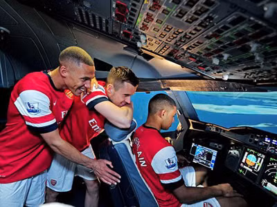 Thần đồng Oxlade-Chamberlain trong một lần được ngồi thử vào ghế lái. Ảnh: GI