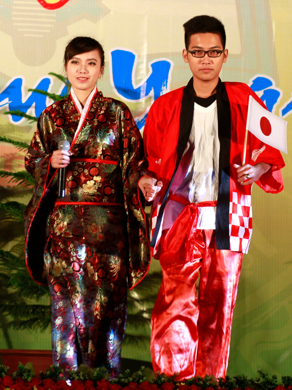 Nhưng ấn tượng nhất là màn biểu diễn thời trang có chủ đề 