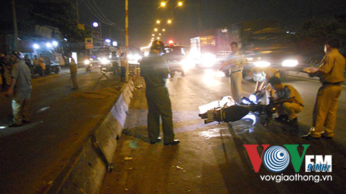 Đâm vào dải phân cách, đập đầu xuống đường tử vong ảnh 2