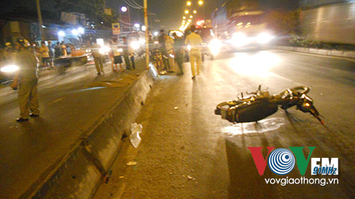 Đâm vào dải phân cách, đập đầu xuống đường tử vong ảnh 1