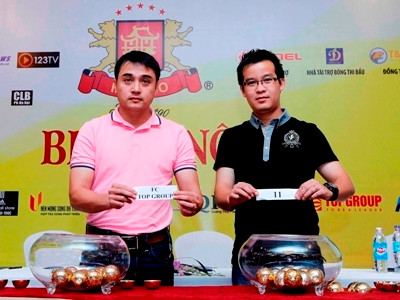 Cựu tuyển thủ Đức Thắng (trái) tham dự lễ bốc thăm giải bóng đá phong trào Ngoại hạng Hà Nội 2013.