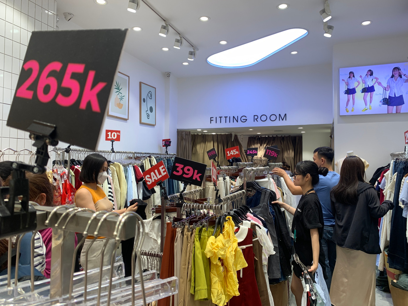 Giới trẻ mua sắm Black Friday sớm bên trong một cửa hàng trên đường Trần Quang Diệu, quận 3, TP.HCM. Ảnh: Thuý Liên