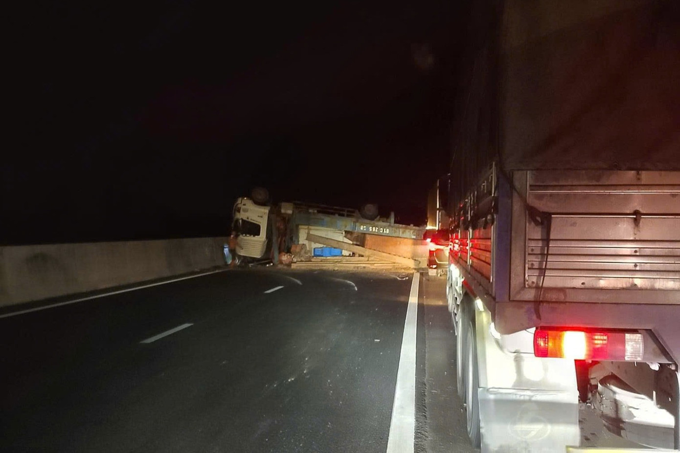 Xe tải lật, chắn ngang 2 làn đường trên cao tốc Phan Thiết - Dầu Giây. Ảnh: S.L. Xe tải lật, chắn ngang 2 làn đường trên cao tốc Phan Thiết - Dầu Giây. Ảnh: S.L.