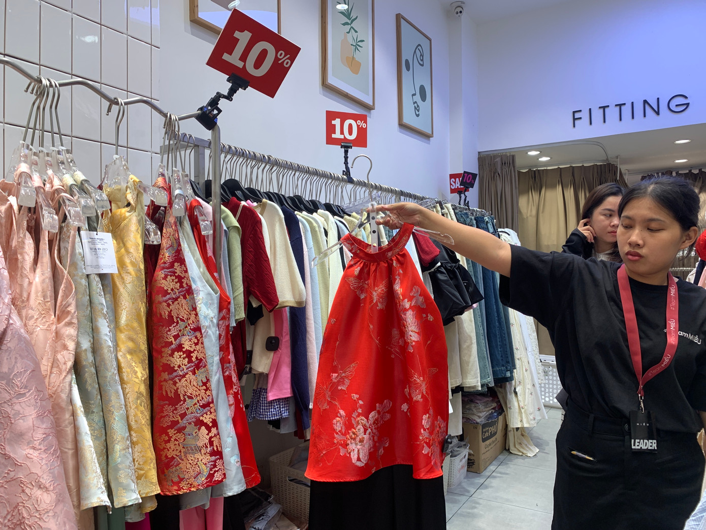 Các nhân viên liên tục thêm hàng lên kệ. Ảnh: Thuý Liên